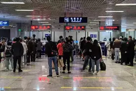 ​延吉出入境边防检查站全力做好“五一”假期通关保障工作图片