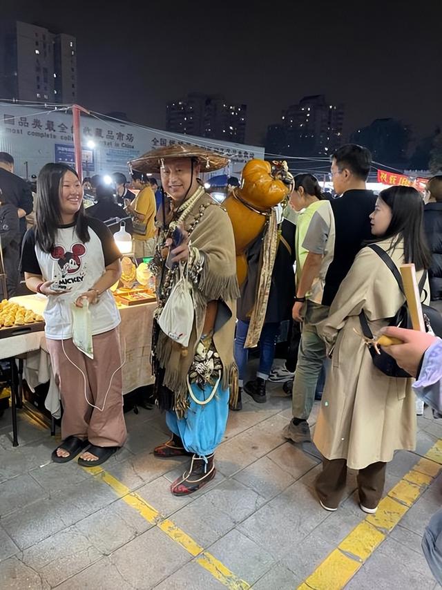 大量日本游客涌入北京，打着旅游幌子不去旅游不吃美食，为啥来？