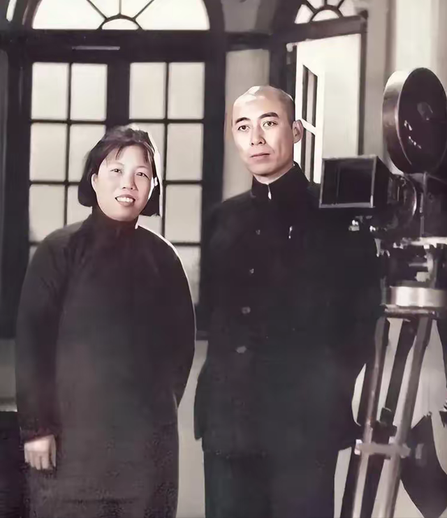 这是周总理和夫人邓颖超的真实合影，都看看吧，这不是演员扮演的