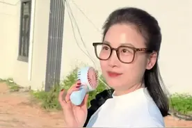 56岁TVB花旦素颜下乡！曾演《射雕》瑛姑今风韵犹存，戴翡翠镯子图片