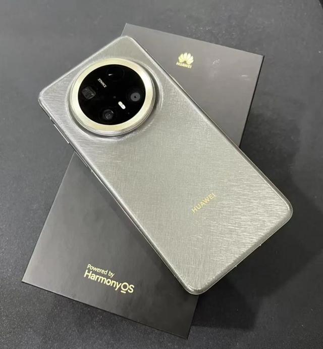 华为Mate80再次曝光：小直屏+芯片级AI，影像也有惊喜