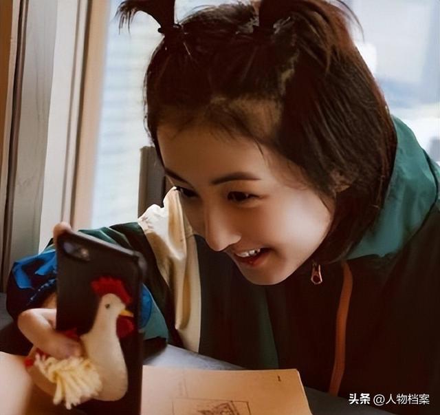 张子枫丝巾裹胸，曝浑身伤痕胸前	、手臂都有，才懂成龙话的含金量