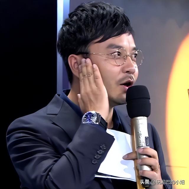 51岁汪涵现状:常年居住在长沙,穿人字拖嚼槟榔,大烟斗不离身