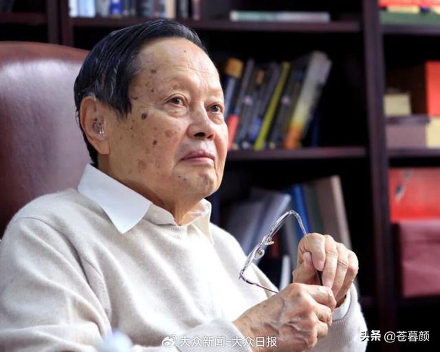 演都不演了！杨振宁去世仅7天，恶心的一幕出现，结局大快人心