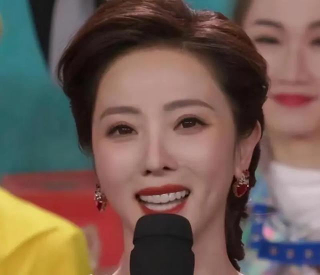 落地的凤凰不如鸡？看离开央视为钱奔波的李思思，真叫康辉说对了