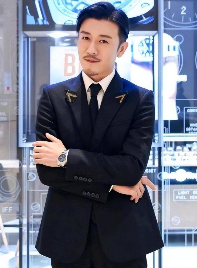 亲妈是导演，干妈是导演，20年都捧不红他，却在娶妻改名后火了