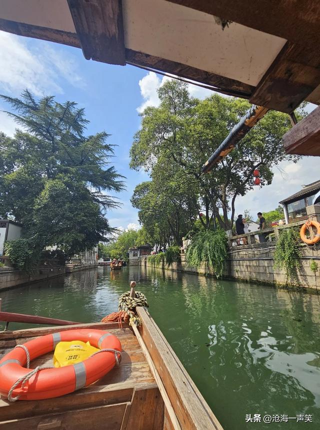 苏州平江路，一条路一条河，一条船一座城，一首歌一段情