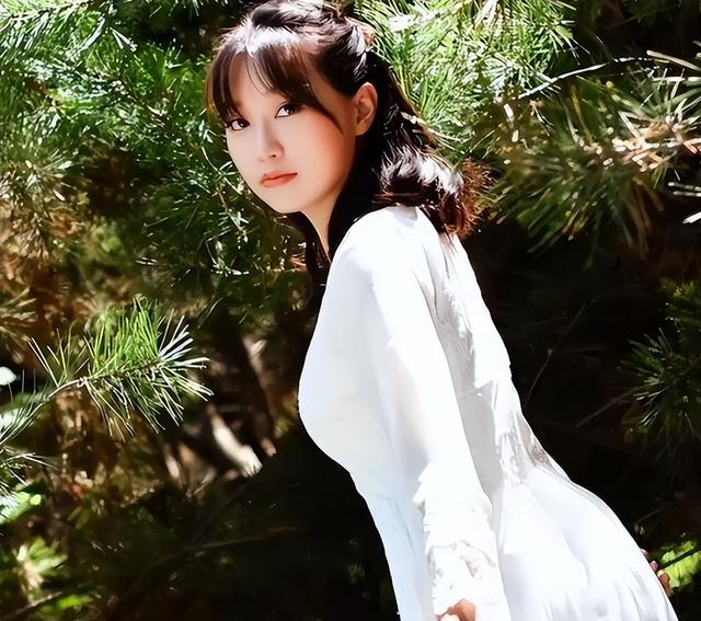 她是赵本山最美的女徒弟，“戏里	”土里土气	，“戏外”美得认不出