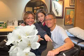 杨受成57岁长子变慈父，手臂上刻女儿名字，11岁混血女儿在旁观看图片