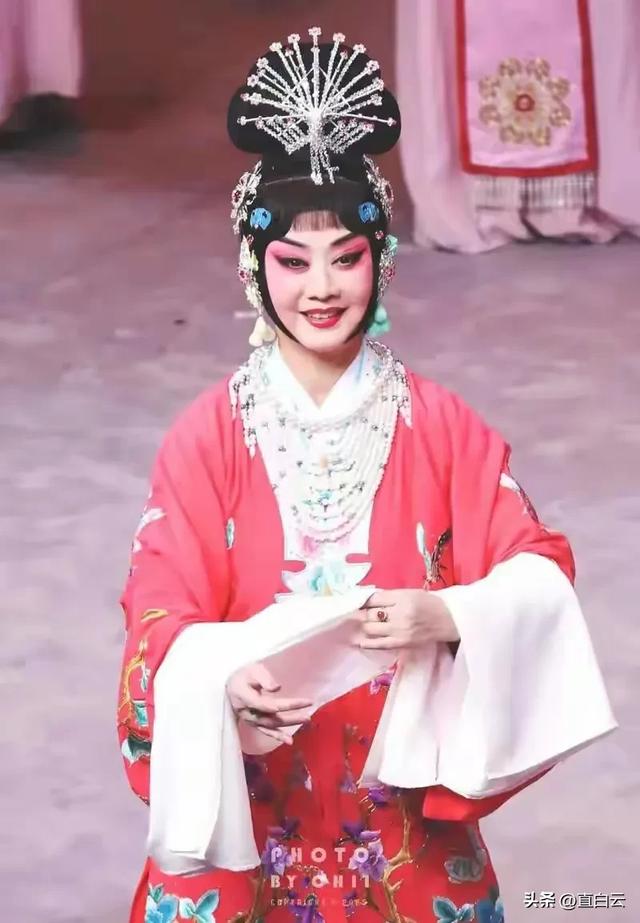 至今未婚未育，身边却有男人陪了近27年！59岁的她才是真人间清醒