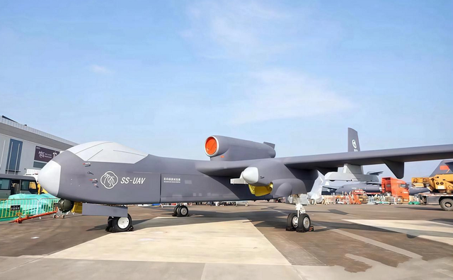 美国空军很“绝望”，中国歼36飞跃2万米高度，F22连影子都够不到