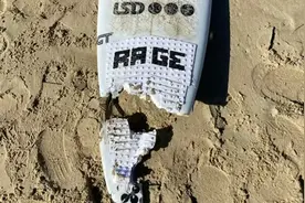 澳大利亚一男子冲浪时遭鲨鱼袭击图片