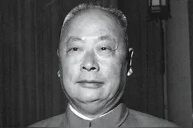 49年陈毅在上海吃阳春面，见到一老农后拍桌怒喊：把你们老板叫来图片