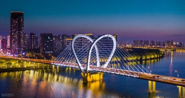 继大连之后，辽宁省又一“黑马城市”要起飞，比鞍山更有底蕴