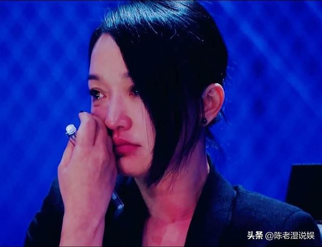 50岁周迅头发花白，瘪嘴模样一脸老态认不出，无儿无女成最大遗憾