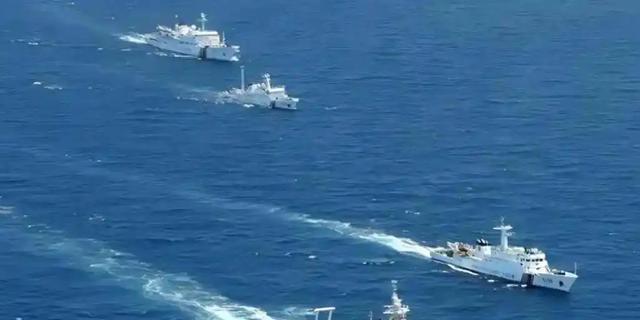 越南继续搞事情？出稀土新规后，越军舰穿台海，对华示威对美示好