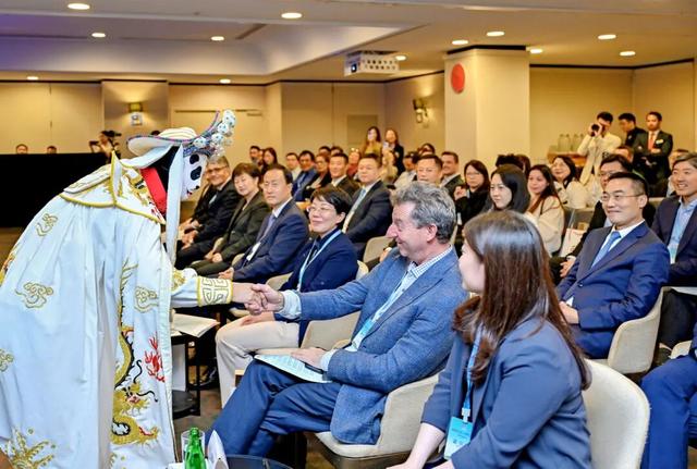 相隔近万里的跨洲展示，乐山收获了什么？