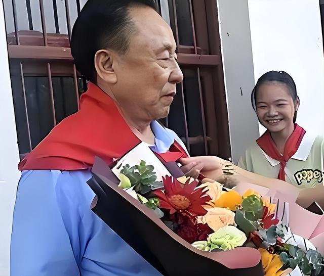 包养多名情妇，生下11个私生子，70多岁潜逃时仍要生娃！他是谁？