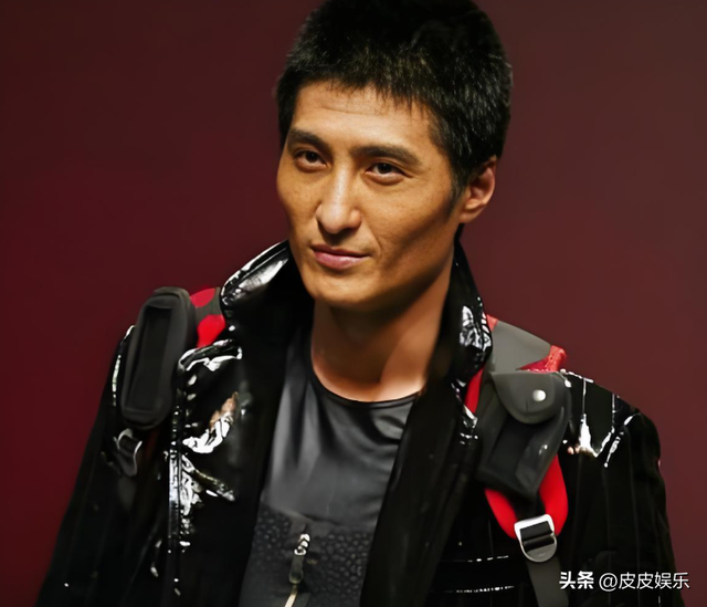 演员亲兄弟，境遇大不相同！弟弟住豪宅，哥哥却在成名后锒铛入狱