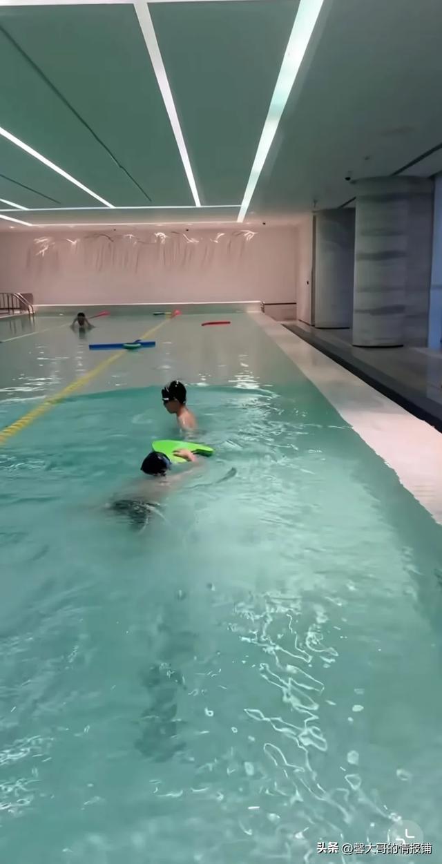 李思思晒健身日常，大汗淋漓，俩儿子在泳池游泳，疑似豪宅曝光