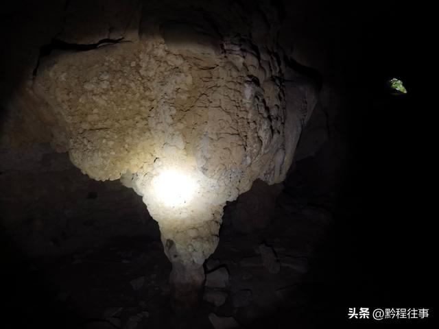 寻找一个古人类遗址不遇，居然无意间发现了一个躲匪洞