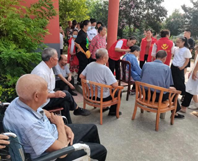 浓浓爱洒敬老院 殷殷情暖老人心