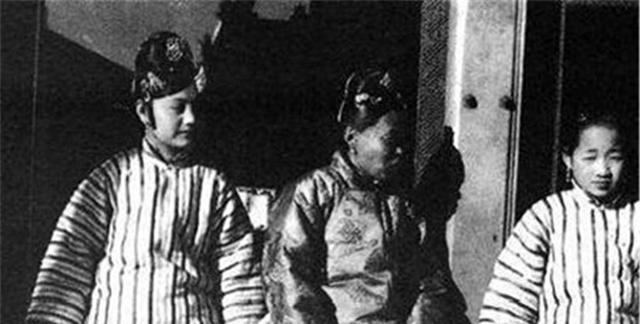 1906年，一位清朝女子自愿脱下衣服，让洋人拍下这组裸体照片