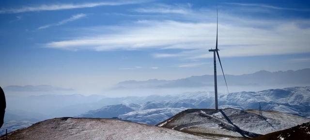 车拉草原：风与山的蓝白私语