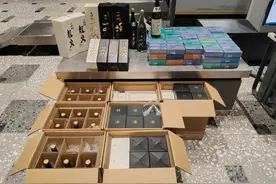 领队挖坑你来跳，你在里面还挺骄傲图片