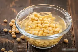 打豆浆时，黄豆不能直接加水打，教你一招，豆浆又香又浓无腥味图片