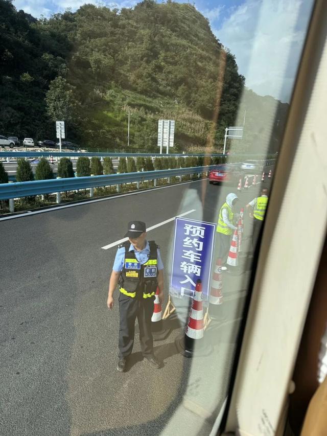 “横竖都是世界第一”的花江峡谷大桥成顶流景点，国庆假期车辆已约满，文旅局：每天游客过万，建议错峰前来