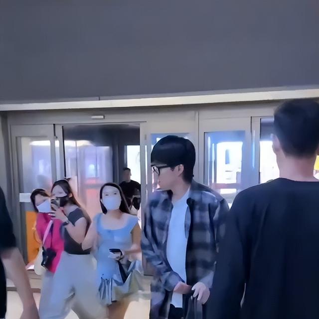 这行为过分了！王楚钦机场遭陌生女子尾随，被追问要不要加我微信
