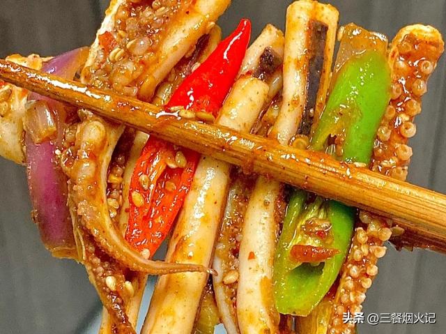 在家复刻烧烤摊王炸！这盘爆炒香辣鱿鱼，香到我想舔盘🔥