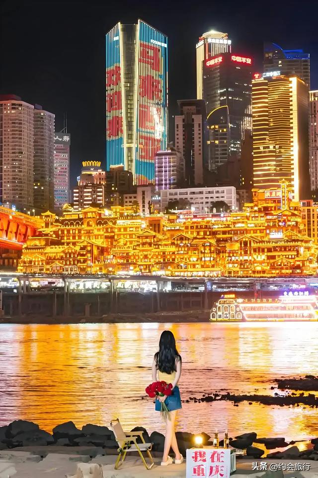 重庆洪崖洞拍照被强收几百？游客实拍：不拍就撒泼，还施暴？