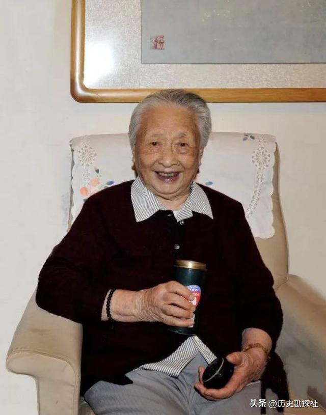 韩先楚夫人有多美？1970年的珍贵留影，她50岁容貌出众天生丽质
