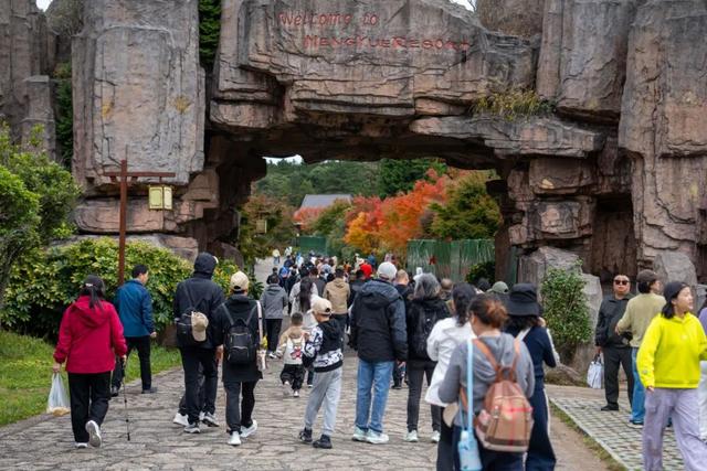 明月山进入秋冬旅游旺季，3000人旅行团畅游山水美景！