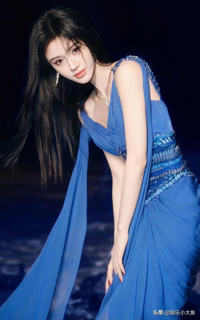 鞠婧祎出席星光大赏活动	，黑色露肩长裙配珍珠项链，腰肢纤细好美