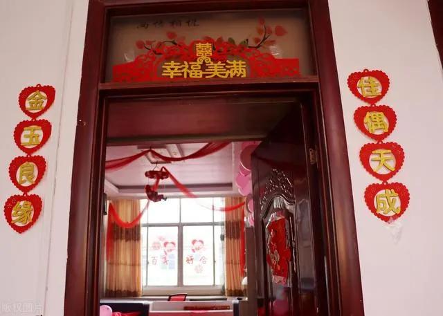 那年我相亲失败，和女同学一起回家，她把我摁树上：你觉得我咋样