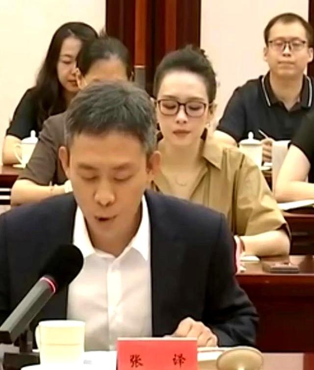 章子怡张译陈道明同框热聊，穿着正式有气质！陈道明张译同框好暖
