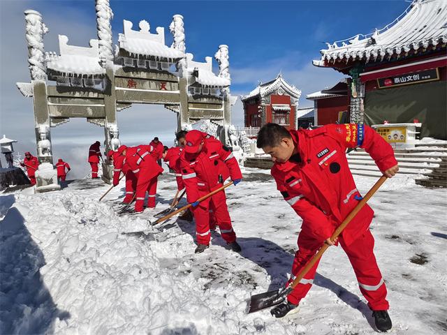 雪霁云海涌 泰山披银装