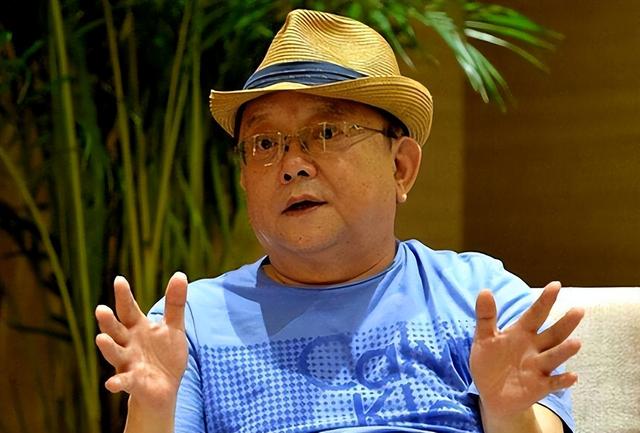 事实证明，被传卖掉上亿豪宅移民美国的王刚，已经走上另一条大道