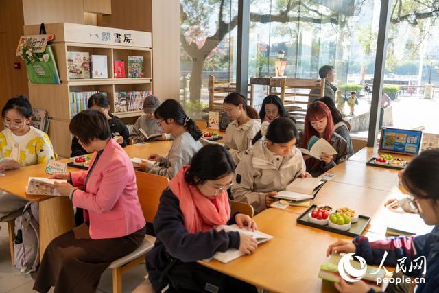 “一卷阅八闽”展开“人文卷：”指尖窨制茉莉香，书中漫游海丝路