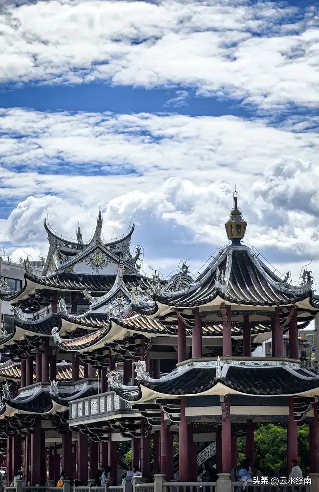 我看到以国家的名义纪念一个人！在一个从小学中学上到大学的村子