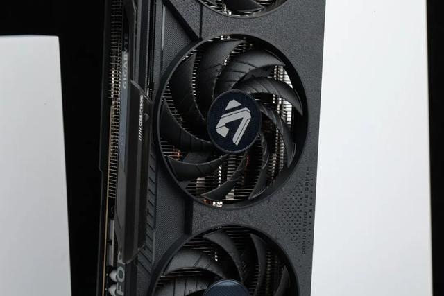 支持DLSS 4的“真甜”卡新成员——技嘉GeForce RTX 5050 GAMING OC魔鹰8GB