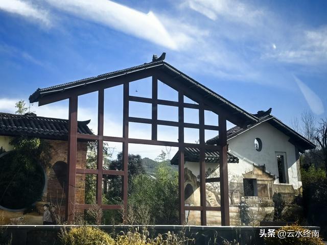 开车到蓝田这个岭上看柿子、观山景、晒暖暖，就是初冬最幸福的事