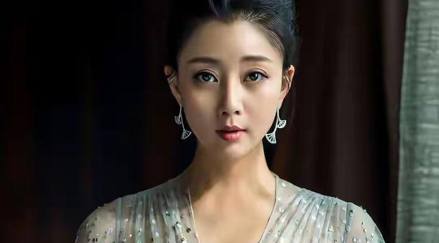 她是演员中的女富豪，豪车多的开不过来，如今45岁却活得像20岁