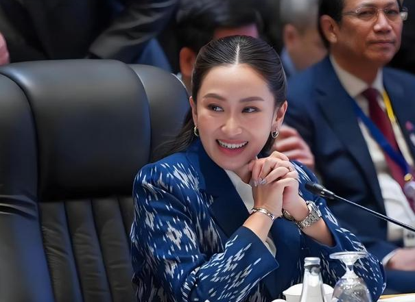 4比2，泰国最新民调出炉，佩通坦想官复原职，中方说了句公道话