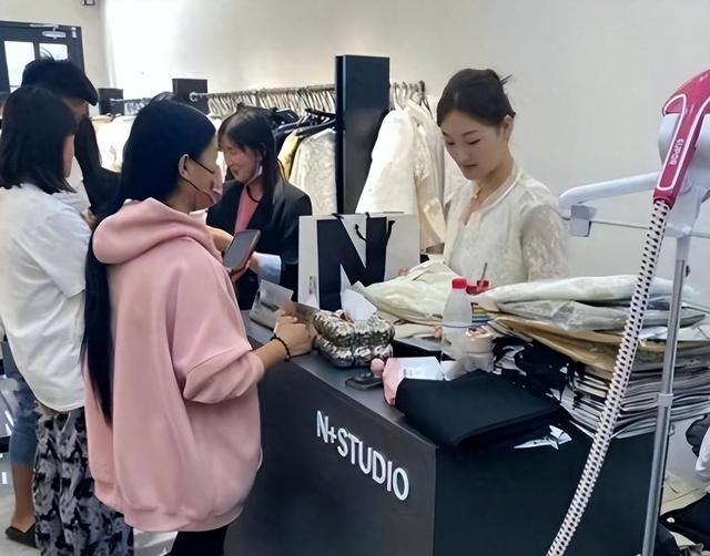 大衣哥做梦都没想到，离婚四年后，前儿媳陈亚男还是不愿放过自己