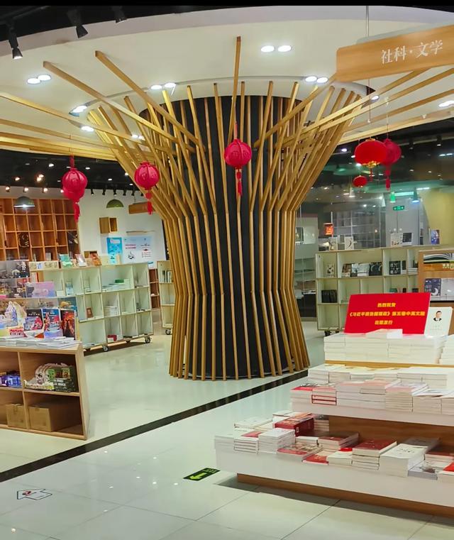 淘书逛展、夜游夜市、盖章打卡……上海书展的快乐，弥漫在整座城市→