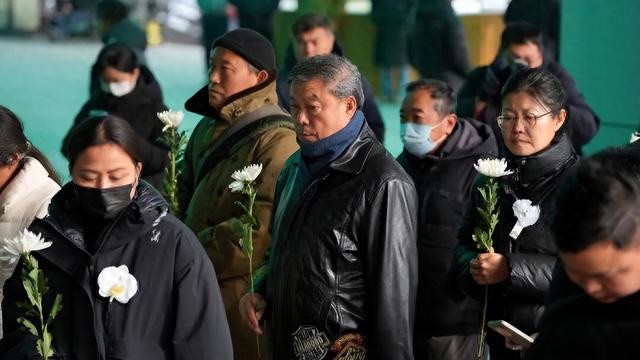 演都不演了！何晴葬礼结束不到24小时，恶心事情发生，还不止一件